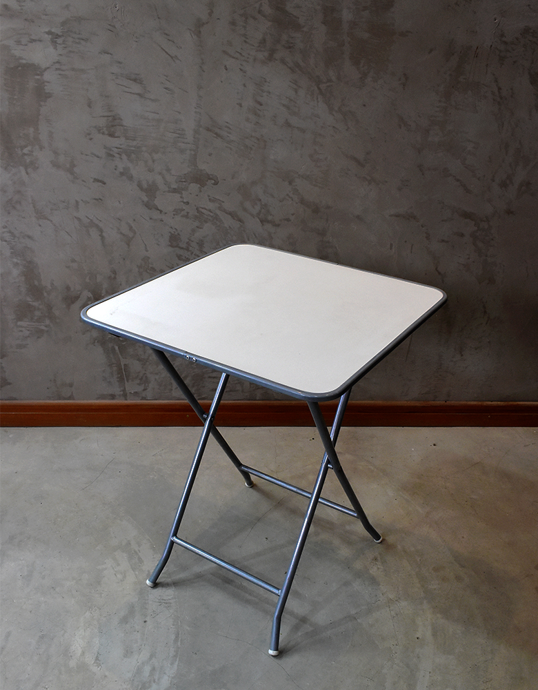 Mesa Branca em Madeira e Aço